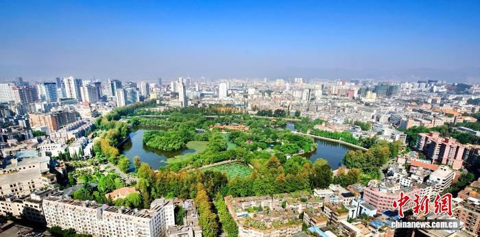  图为镶嵌在云南昆明城市的繁华之中的翠湖。昆明市五华区政府新闻办公室 供图