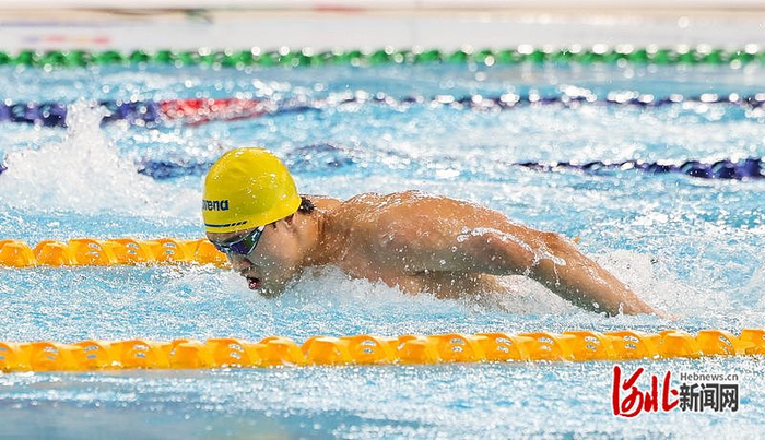 9月7日，河北选手宋明轩在男子200米蝶泳半决赛中。