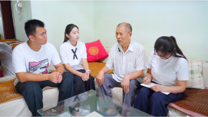 褚庆华向记者讲述祖父褚雅青事迹。