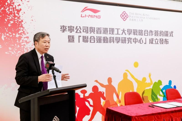 （图注：香港理工大学校长滕锦光教授致辞）