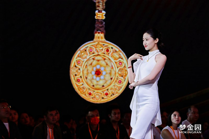 财务与市场意图：提升毛利率与品牌溢价  