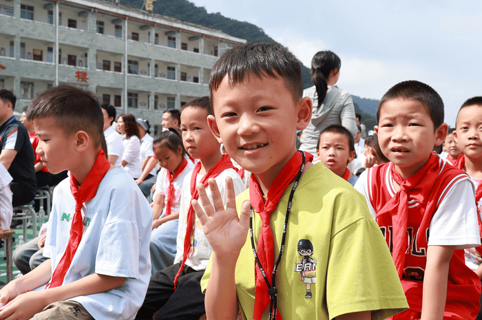 图：贵州捐赠活动现场的小学生们