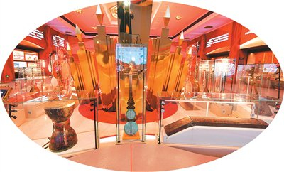 唐代文成公主带到吐蕃的琴（右）与长鼓（左）。张 昊摄