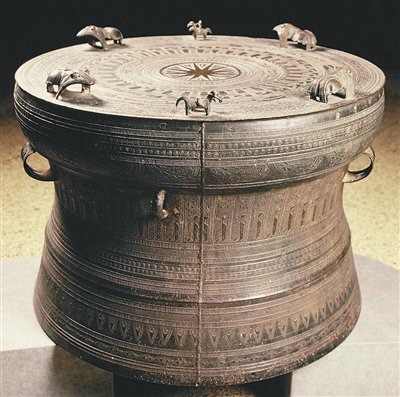 汉代冷水冲型十二芒铜鼓。民族文化宫供图