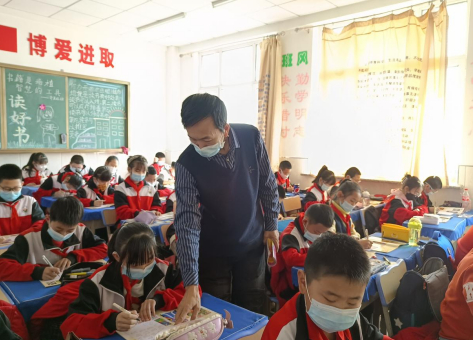 　支教教師胡文生指導學(xué)生進(jìn)行繪畫(huà)。白莉莉 攝影