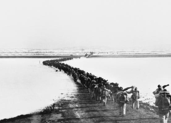 资料图：1951年2月16日，志愿军于安东市（今丹东）九连城跨过鸭绿江