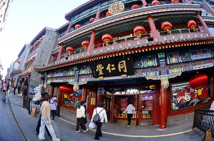 图为顾客正走进北京同仁堂大栅栏店。新华社记者　李欣　摄