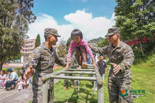 　　佳克学校学生在武警官兵的保护下，开展军事项目体验。李梓良摄