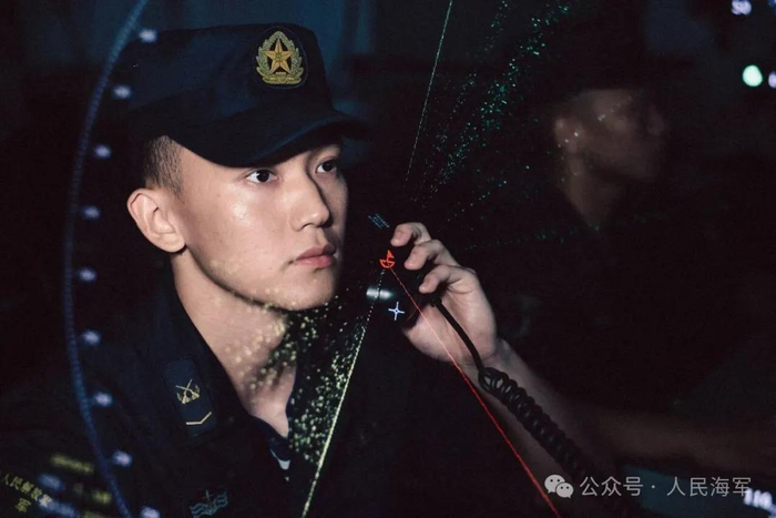 ▲官兵观察态势情况
