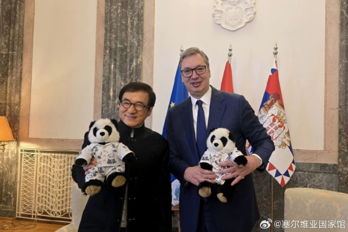 武契奇（右）和成龙合影。图源：@塞尔维亚国家馆