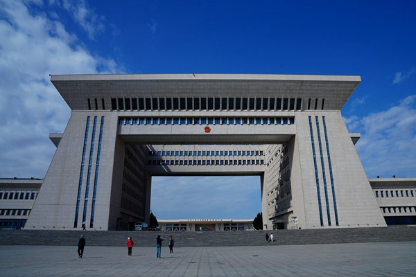 2025年9月9日，游人在霍尔果斯第六代国门前拍照留念