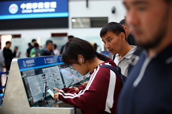 2025年9月9日，霍尔果斯口岸海关，进入中国境内的他国居民填写外国人入境卡