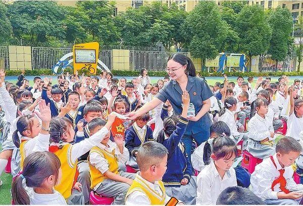 云南省昆明市五华区人民法院干警为先锋小学白麓城校区1400余名师生开展“开学第一课”普法教育讲座。赵晓霞 摄