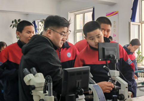 　支教教師魏連昊在給學(xué)生們上課。鄭明 攝影