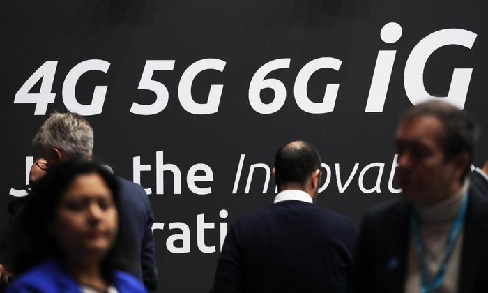 2024年2月29日，人们在西班牙巴塞罗那举行的2024年世界移动通信大会上参观。新华社记者高静摄