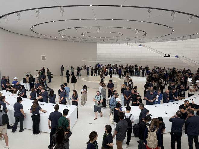  史蒂夫·乔布斯剧院（图源：界面新闻） 从AirPods Pro 3说起：苹果怎么定义AI耳机？