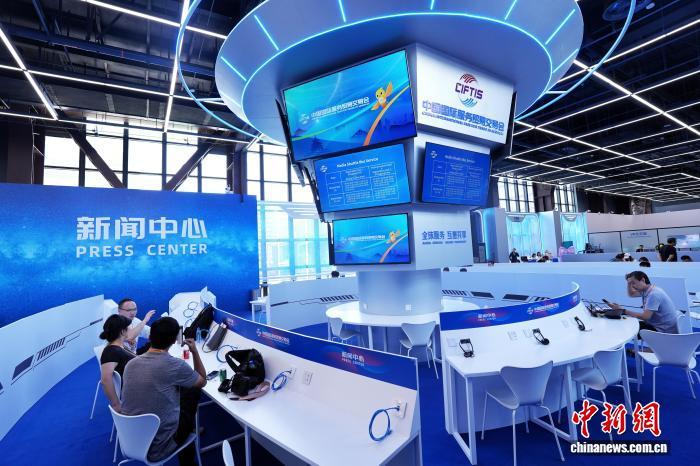 9月9日，在北京首钢园区拍摄的2025年服贸会新闻中心。 中新社记者 张祥毅 摄