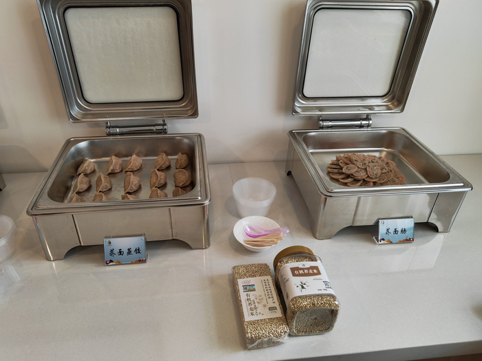 有机荞麦面精制的蒸饺和肠。  王文郁/摄