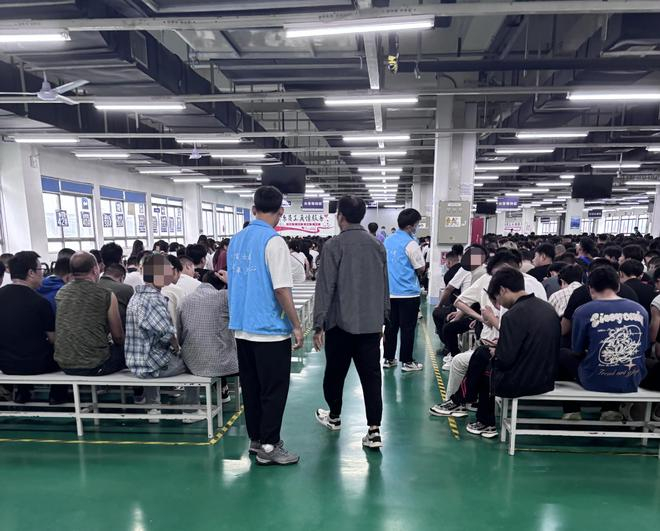  富士康郑州港区派遣工分发现场。 （界面新闻记者摄）