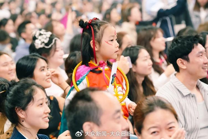 歌手大张伟鼓励歌迷Cosplay 图源：大张伟工作室