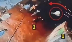 ▲监控摄像头显示，嫌疑人（1）将枪支弹药扔出围墙，接应者（2）在外面带走赃物