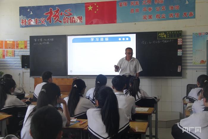 刘玉忠在课堂授课（央广网发 受访者供图）