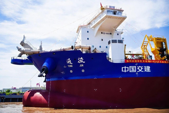 刚成功下水的“通浚”轮。受访者供图