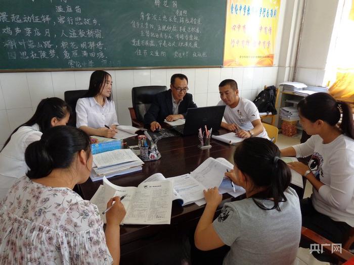 刘玉忠在数学组组织集体备课（央广网发 受访者供图）