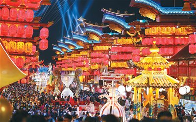　　图为人们在新疆乌鲁木齐市水磨沟区天山明月城游玩。新华社记者 胡虎虎摄