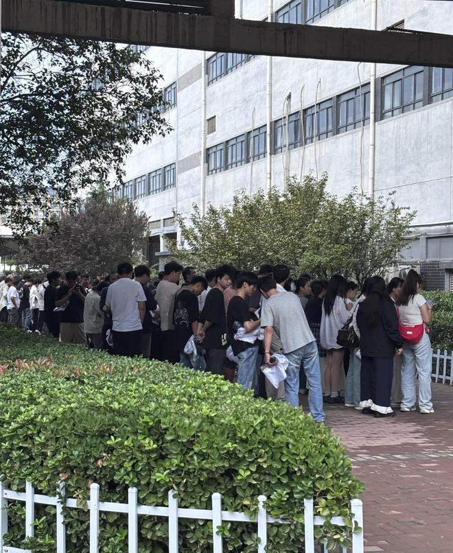  富士康郑州港区新员工进厂。 （界面新闻记者摄）