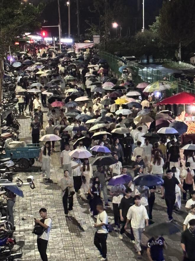  富士康郑州港区夜班工人上班路上。（ 界面新闻记者摄）
