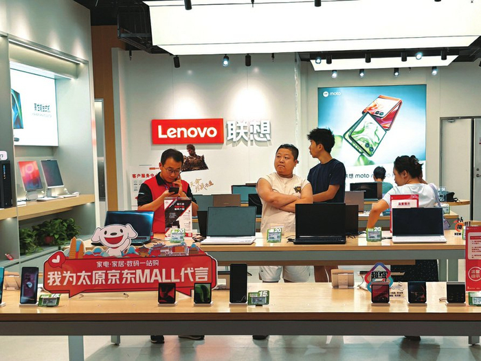 8月25日，消费者在太原京东MALL选购电脑。本报记者王瑞瑞摄