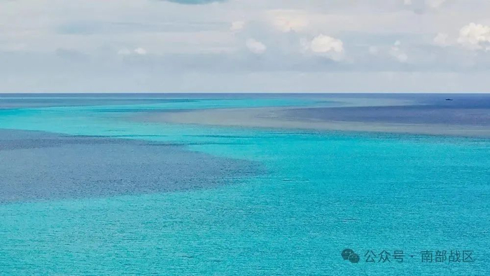 从空中俯瞰黄岩岛，礁盘处的海水泛着淡蓝色（无人机照片）。