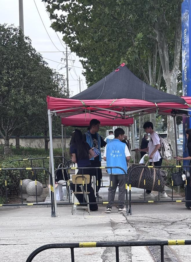  富士康郑州港区招募中心门口。 （界面新闻记者摄）