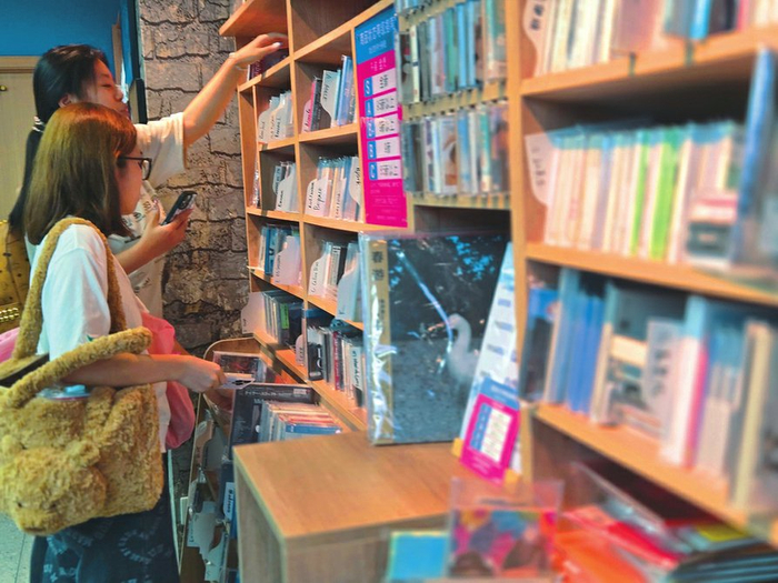 顾客在查理与斗牛黑胶唱片店里挑选心仪的CD。本报记者任志霞摄