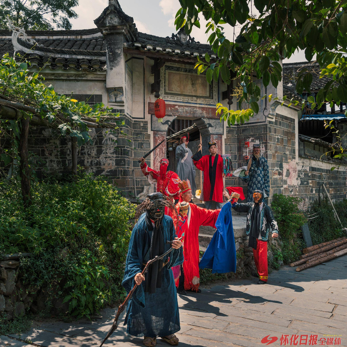 会同“杠菩萨” （张镭 摄）