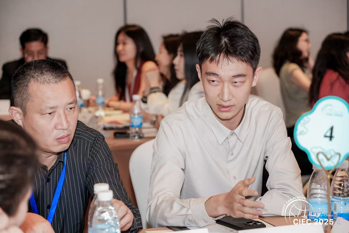 图：右一为UCIS墨丘利书院发起人唐樱溪