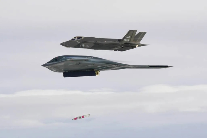 B-2在挪威空军F-35A的伴航下投放GBU-31 Quicksink 挪威空军