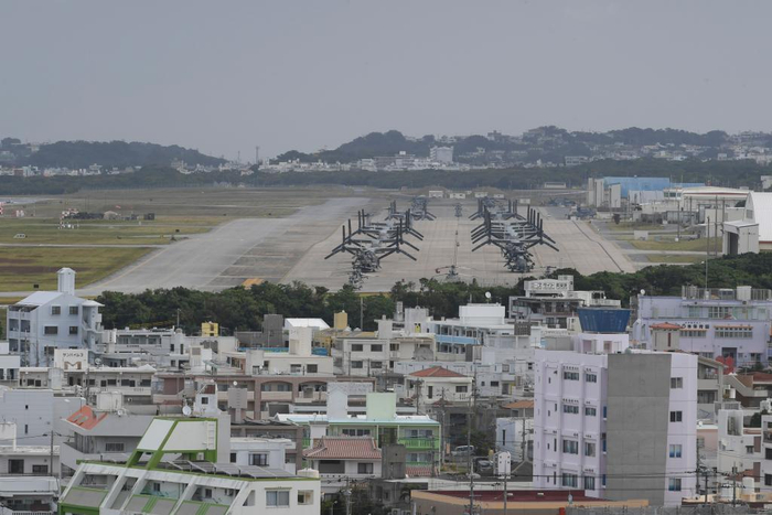 这是2023年11月25日在日本冲绳美军普天间基地驻留的“鱼鹰”运输机（资料照片）。新华社记者冯武勇摄