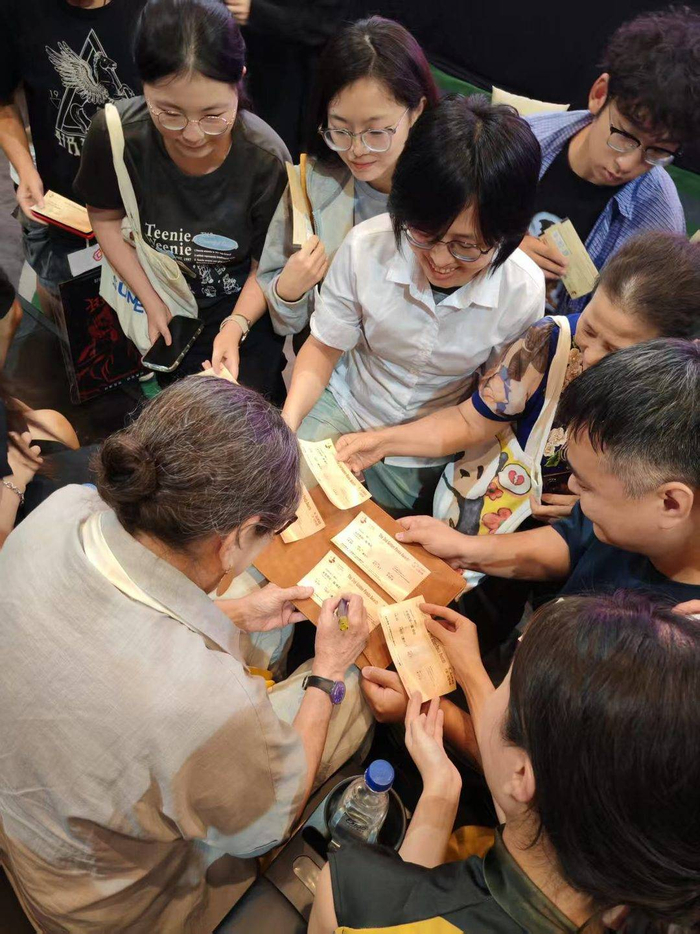 主演黛丽丝·韦恩伯格给影迷签名 