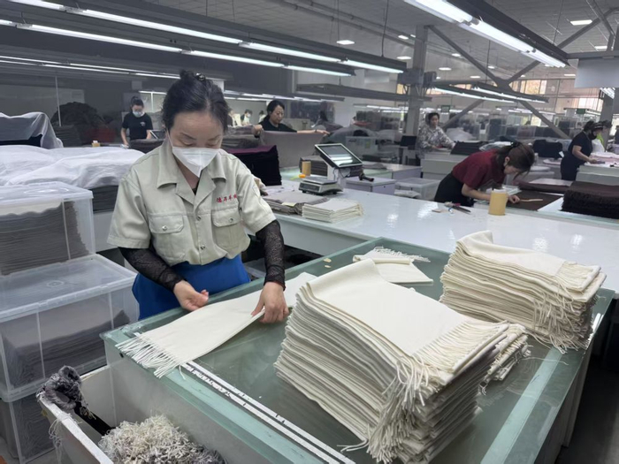 在阿拉善左旗嘉利绒毛有限责任公司内，一名工人在打包无毛绒。（王靖 摄）