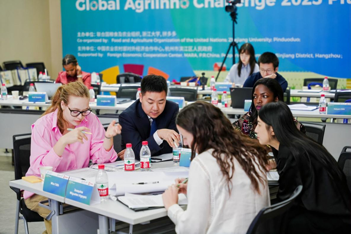 ▲在2025全球农创客大赛期间，各国选手充分交流经验，共话农业数字创新。傅俊豪摄