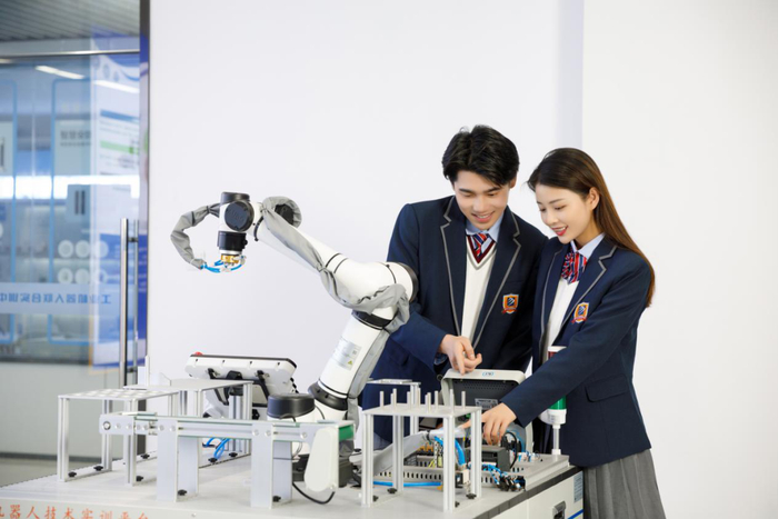 新华电脑学校的课堂上，学生正专注地进行项目实操  图片来源：公司供图