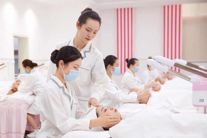 欧曼谛学校的老师正在指导学生进行面部护理手法练习  图片来源：公司供图