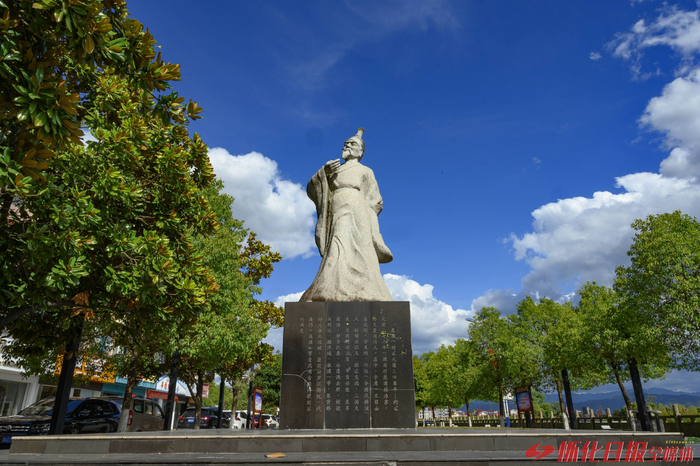 矗立于溆浦屈原广场上的屈原雕像（溆浦宣传部提供）