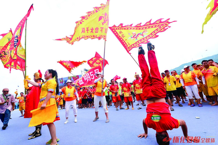 龙舟竞渡前预热现场（溆浦宣传部提供）