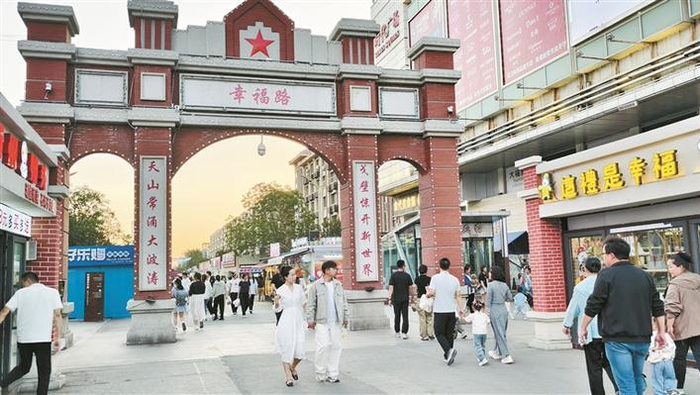     八师石河子市幸福路步行街上人流如织（摄于8月21日）。程湘钰  摄
