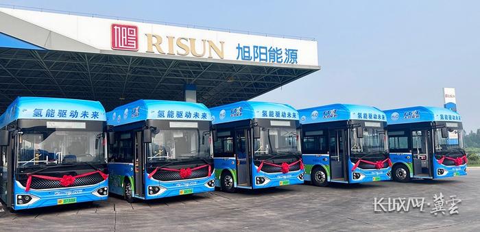 2024年8月31日,10辆氢能公交车完成交付,在河北定州落地投运。