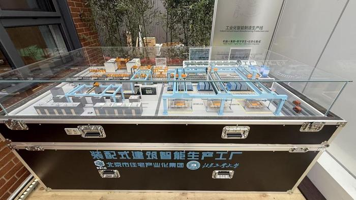 (装配式建筑智能生产工厂模型,央广网记者门庭婷摄)