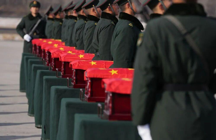 　　2024年11月28日，在沈阳桃仙国际机场，礼兵将殓放志愿军烈士遗骸的棺椁从专机上护送至棺椁摆放区。